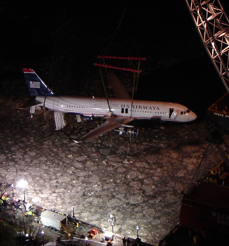 800px-usairways-1549_lifting_out_of_hudson